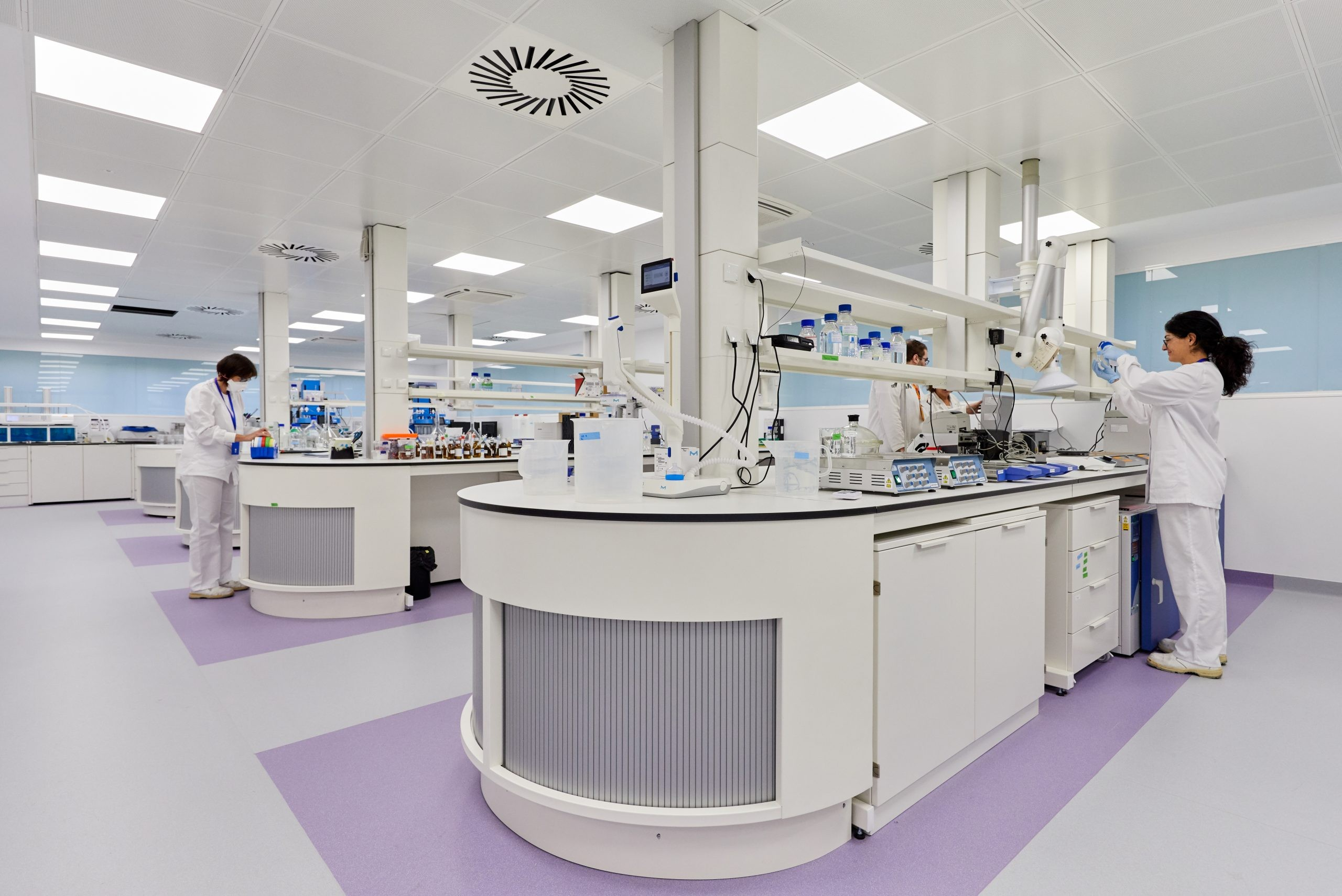 2qdla6uc clinical lab services with lab equipment